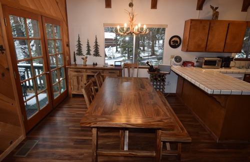 Dorrington Cabina | Dave's Den large game room loft, enjoy the large trees, swimming pool, adventure