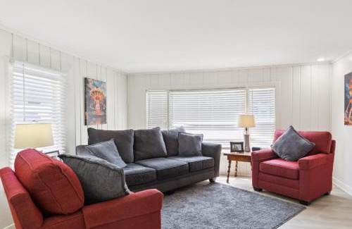 Monticello Casa | Dave's Last Resort-House on the Lake home