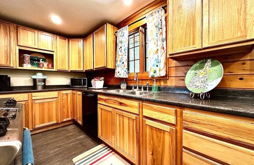 Bristol Cabina | David Brown`s Mountain Retreat- 2bed/ 2bath -Cabin
