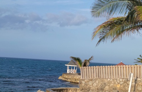 Boscobel Casa | DAWN'S B & B. LOCATED NEAR THE BOSCOBEL AIRPORT. OVERLOOKING THE BLUE BLUOCEAN