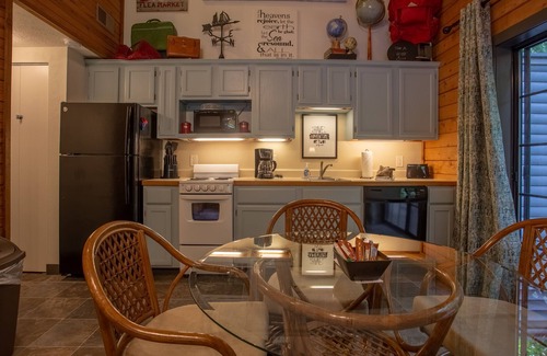 Table Rock Cabina | Day Dreamer 2 Bedroom Duplex by RedAwning