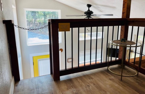 New Braunfels Cabina | Daylight Den Ladder Access Bedroom