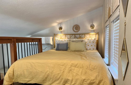 New Braunfels Cabina | Daylight Den Ladder Access Bedroom