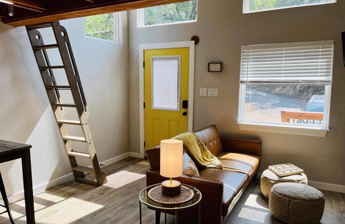 New Braunfels Cabina | Daylight Den Ladder Access Bedroom