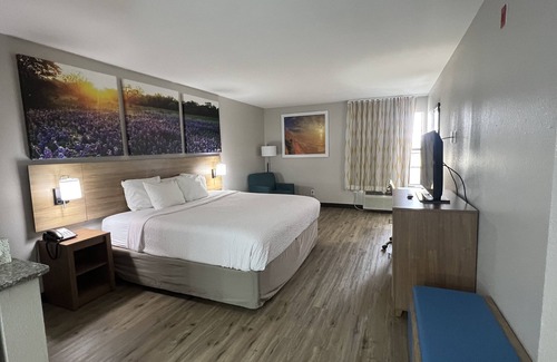 Plano Hotel | Days Inn by Wyndham Dallas Plano