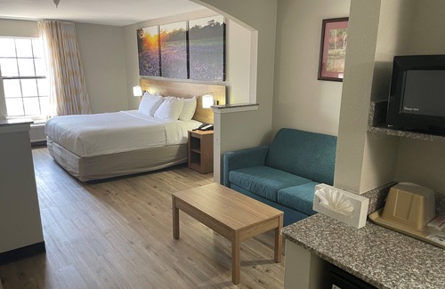 Plano Hotel | Days Inn by Wyndham Dallas Plano