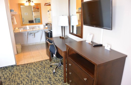 Monta Vista Hotel | Days Inn by Wyndham Lakewood South Tacoma