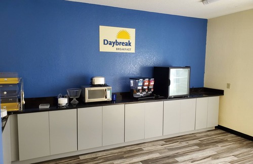 Macon Hotel | Days Inn by Wyndham Macon I-75 North