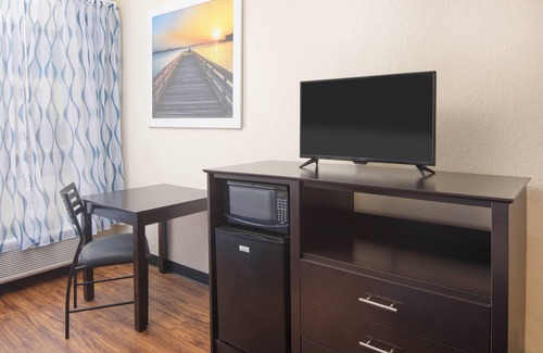 Macon Hotel | Days Inn by Wyndham Macon I-75 North