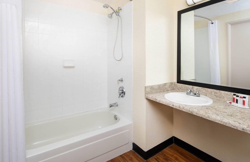 Macon Hotel | Days Inn by Wyndham Macon I-75 North