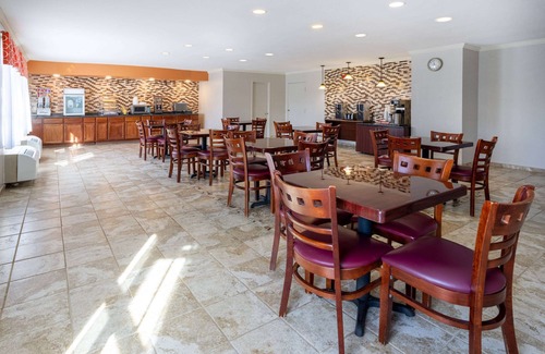 Lakeview Hotel | Days Inn by Wyndham Manassas Battlefield