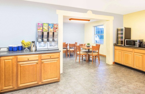 Hollins Hotel | Days Inn by Wyndham Roanoke Near I-81