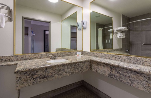 Mid-City Hotel | Days Inn by Wyndham Santa Monica