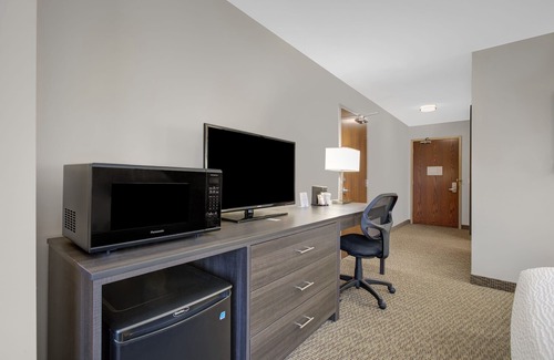 Lindsay Hotel | Days Inn & Suites by Wyndham Lindsay