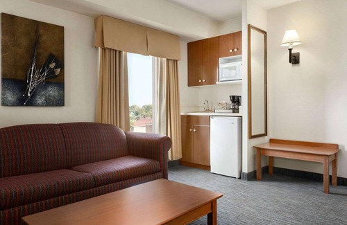 Niagara Falls Hotel | Days Inn & Suites by Wyndham Niagara Falls Centre St. By the Falls