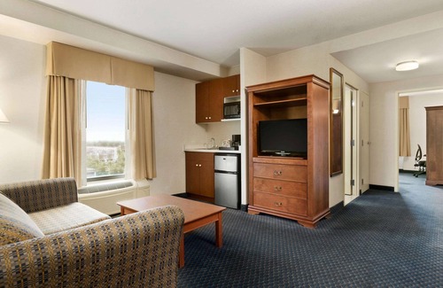 Niagara Falls Hotel | Days Inn & Suites by Wyndham Niagara Falls Centre St. By the Falls