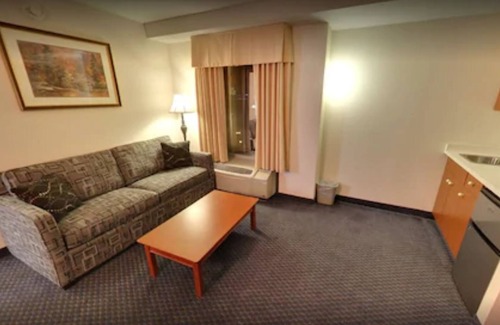 Niagara Falls Hotel | Days Inn & Suites by Wyndham Niagara Falls Centre St. By the Falls