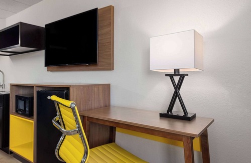 Wayne Hotel | Days Inn & Suites by Wyndham Indianapolis Airport East