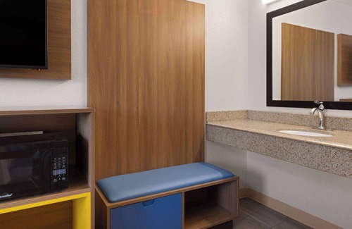 Wayne Hotel | Days Inn & Suites by Wyndham Indianapolis Airport East