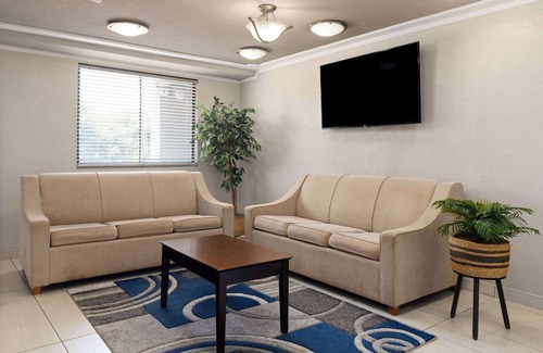 Wayne Hotel | Days Inn & Suites by Wyndham Indianapolis Airport East