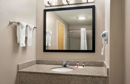 Murfreesboro Hotel | Days Inn & Suites by Wyndham Murfreesboro
