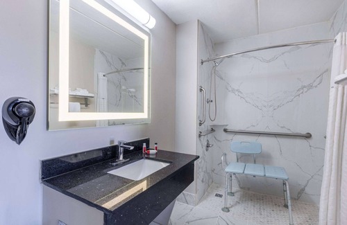 Westover Hotel | Days Inn & Suites by Wyndham Fort Bragg/Cross Creek Mall
