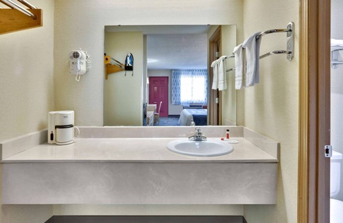 Bentonville Hotel | Days Inn & Suites by Wyndham Bentonville
