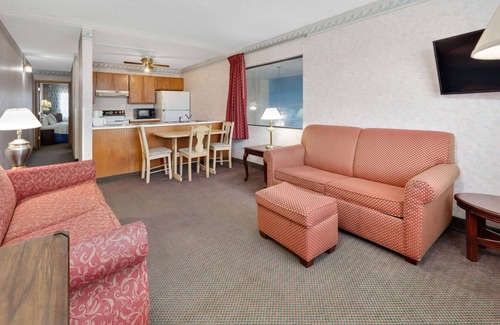 Bentonville Hotel | Days Inn & Suites by Wyndham Bentonville