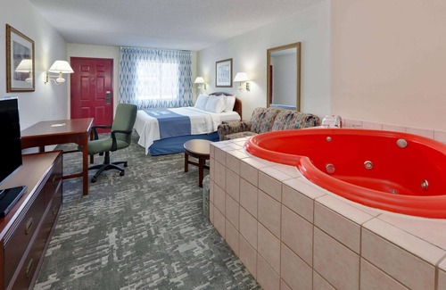 Bentonville Hotel | Days Inn & Suites by Wyndham Bentonville