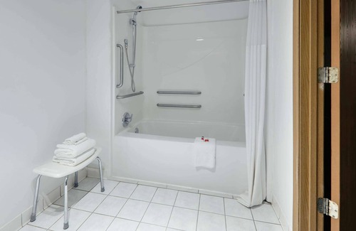 Bentonville Hotel | Days Inn & Suites by Wyndham Bentonville