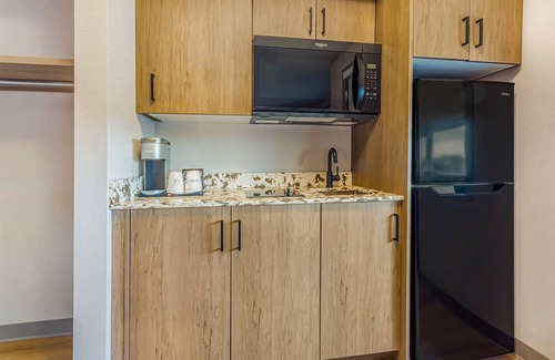 West Edmonton Hotel | Days Inn & Suites by Wyndham West Edmonton