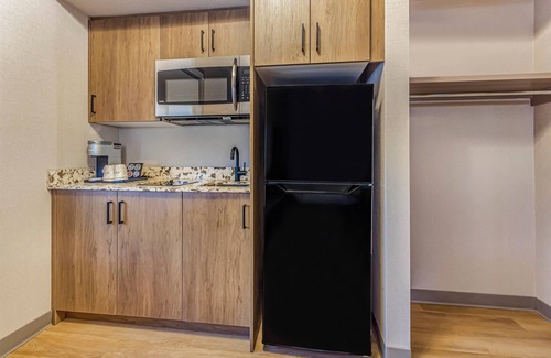 West Edmonton Hotel | Days Inn & Suites by Wyndham West Edmonton