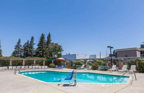 Sunnyvale Hotel | Days Inn & Suites by Wyndham Sunnyvale