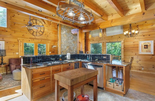 Marion Cabina | Days Like This | Pet Friendly, Charcoal Grill, Deck & Mountain Views! - 2 Bedroom, 2.5 Bathroom