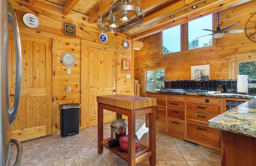Marion Cabina | Days Like This | Pet Friendly, Charcoal Grill, Deck & Mountain Views! - 2 Bedroom, 2.5 Bathroom