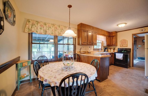 Dayton Casa | ¡NUEVO! Dayton Home con piscina, porche y terraza en 37 acres!