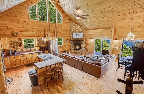 Waynesville Cabina | Mountain Lodge con jacuzzi y vistas! Incluye un pase de Biltmore!