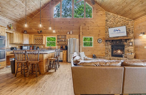 Waynesville Cabina | Mountain Lodge con jacuzzi y vistas! Incluye un pase de Biltmore!