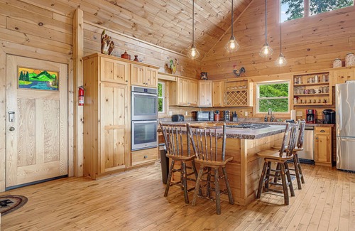 Waynesville Cabina | Mountain Lodge con jacuzzi y vistas! Incluye un pase de Biltmore!