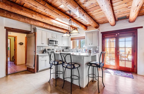 Tucson Casa | Dazzling mountain-view home with pool, office & Starlink internet - dog-friendly