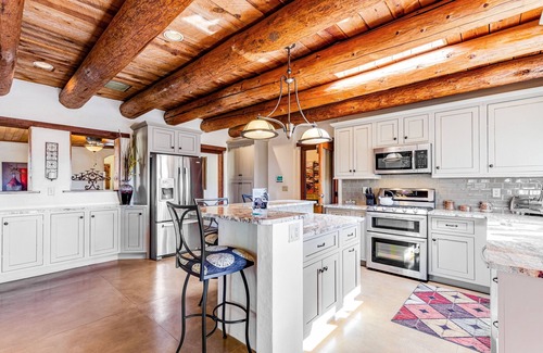 Tucson Casa | Dazzling mountain-view home with pool, office & Starlink internet - dog-friendly
