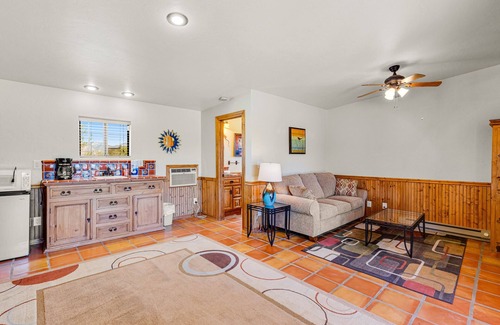 Tucson Casa | Dazzling mountain-view home with pool, office & Starlink internet - dog-friendly