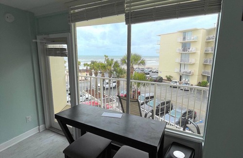 Bostwick Park Condominio | Dazzling Ocean Front Condo with a Balcony