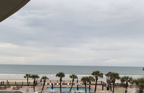 Bostwick Park Condominio | Dazzling Ocean Front Condo with a Balcony