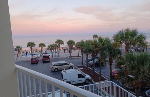Bostwick Park Condominio | Dazzling Ocean Front Condo with a Balcony