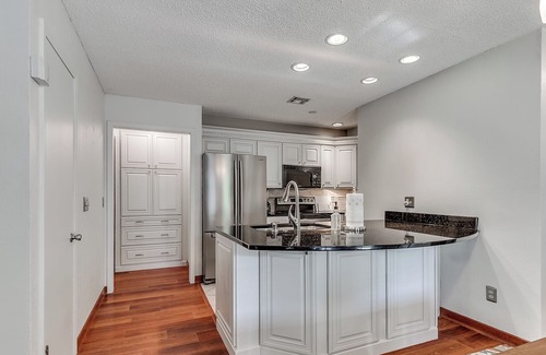 Norman Casa | DB Barton Retreat 2-King bedroom house close to OU, in serene Norman