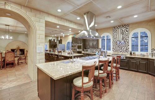 Spring Valley Casa | DD Glamorous 11BD/13BA Mansion Near Vegas Strip-3.7mi