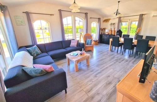 Sint-Annaland Chalet De Esquí | De droom van Zeeland met jacuzzi & Finse sauna