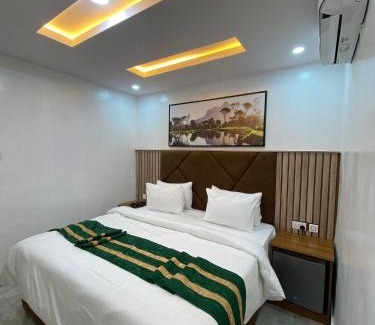 Ikotun Hotel | De Emerald Hotel & Apartments