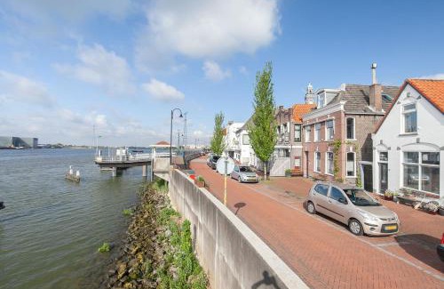 Lekkerkerk Apartamento | De Kapiteinshut aan de rivier met XL ligbad en sauna